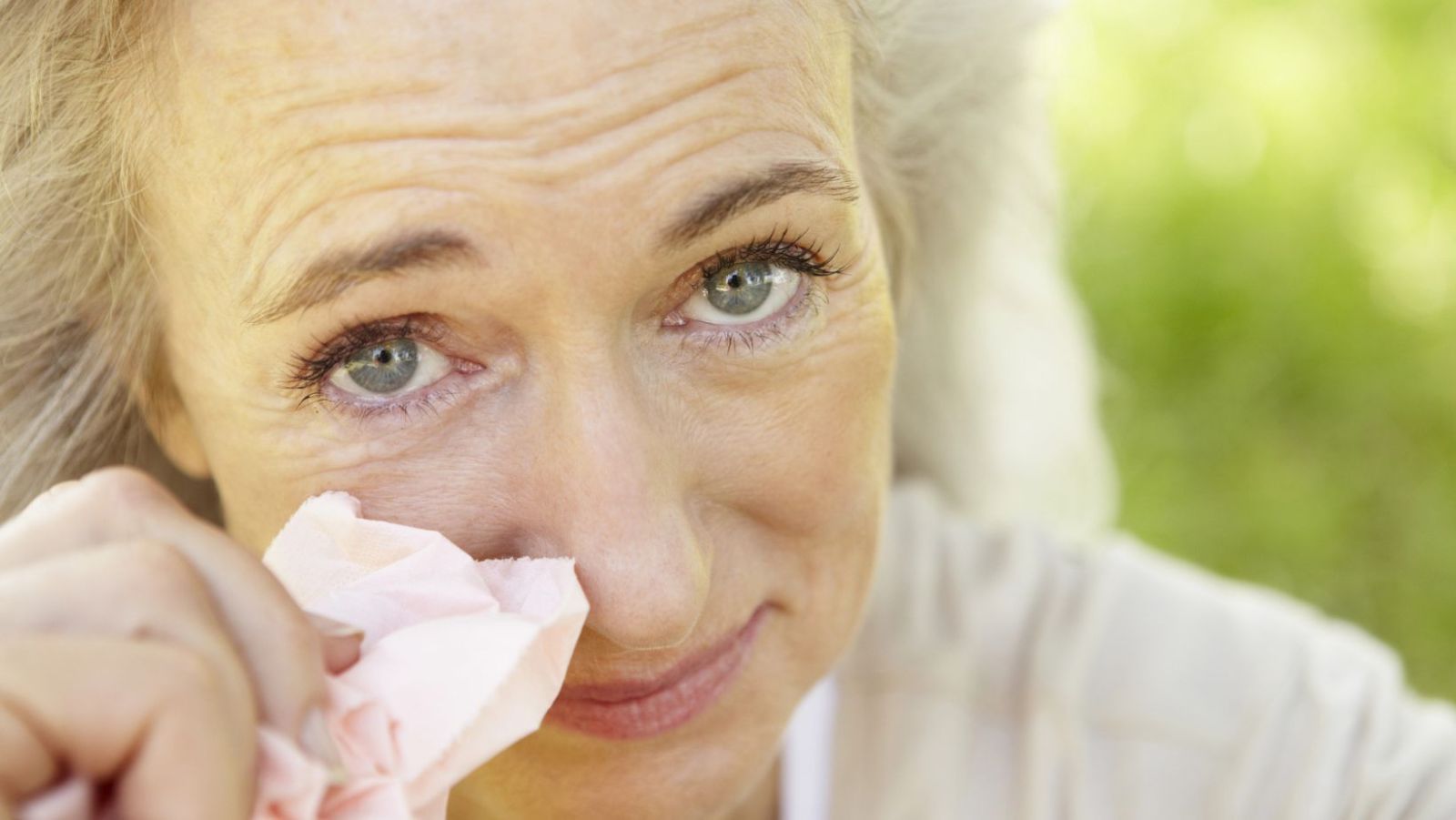 5 remèdes de grand-mère surprenants pour traiter un œil qui pleure